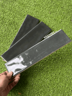 gach 7.5x30 cm mau xam bong gon op tuong nha ve sinh
